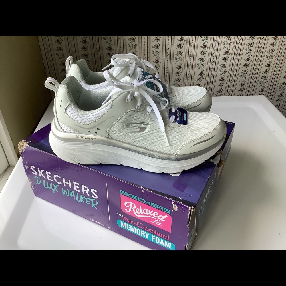 Skechers DLux Walker New in box